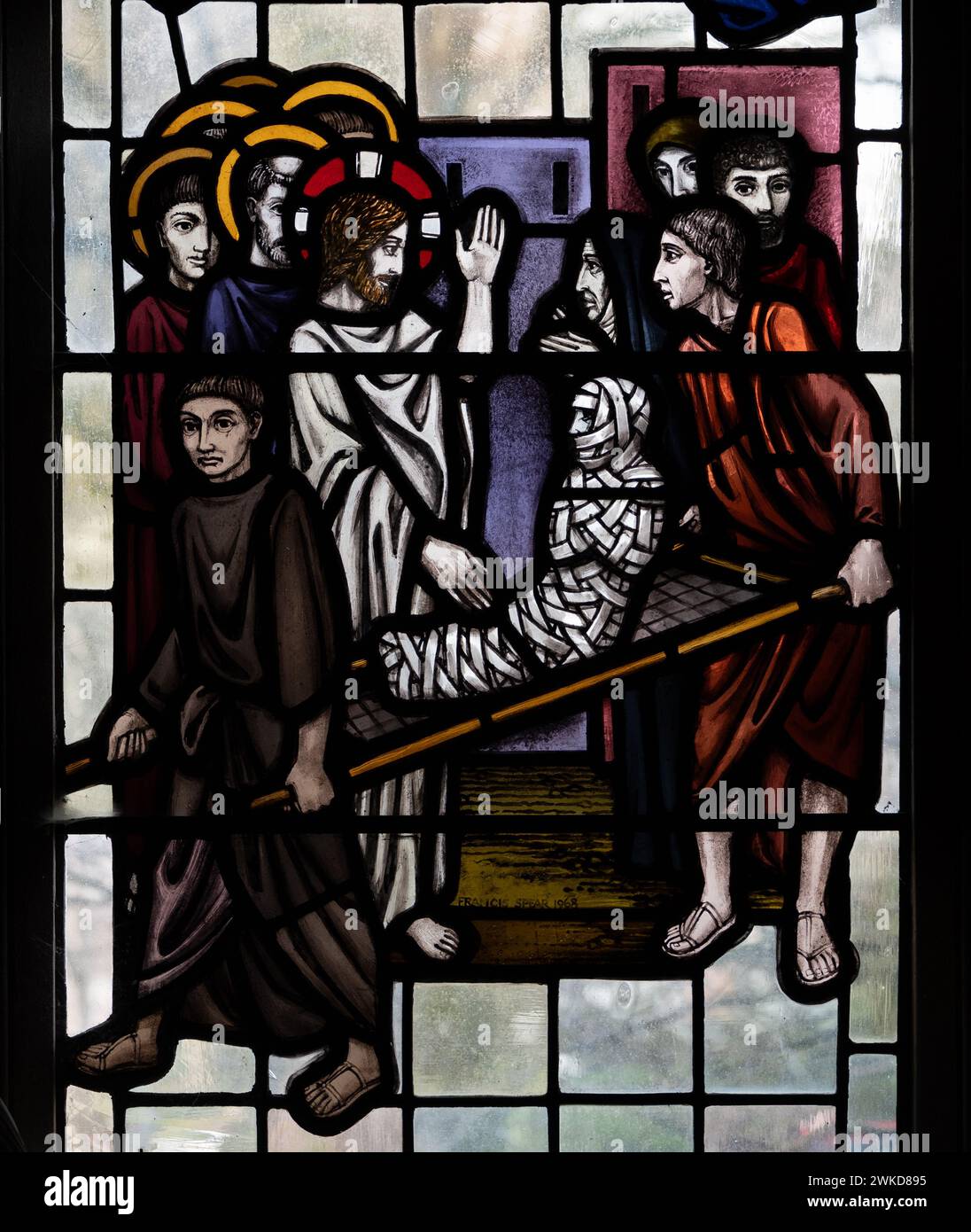 Aufzucht von Lazarus-Buntglas in St. Augustine`s Church, Edgbaston, Birmingham, Großbritannien Stockfoto